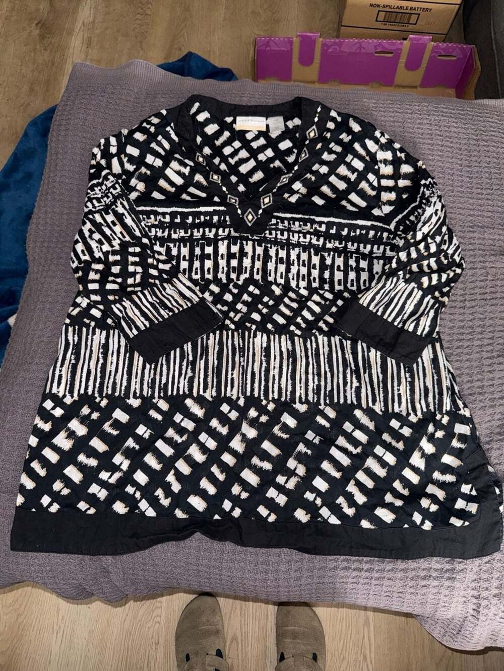 Alfred Dunner Black and White Geometric V-Neck Embellished Tunic Top Size 20W